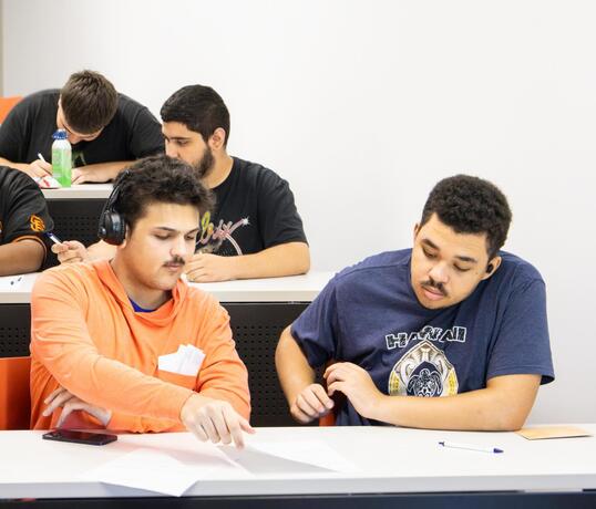 Two students are discussing in the classroom 
